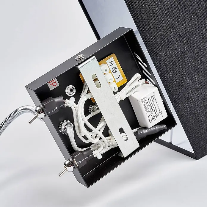Lucande Wandleuchte Rebekka - L x B x H: 15 x 23,5 x 31,5 cm, chrom / silber, schwarz, E27 - Offene Rückseite einer schwarzen Lampenbasis mit Innenverkabelung, weißem LED-Treiber und Klemmenblock. Ein flexibler Arm ragt seitlich hervor.