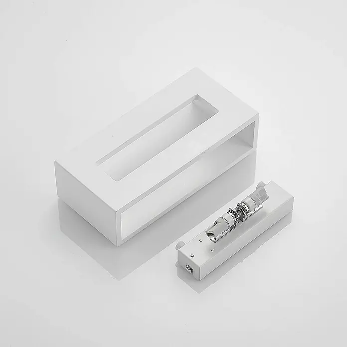 Lindby Wandleuchte Mavora - L x B x H: 7 x 25 x 12 cm, weiß / opal, G9 - Weiße rechteckige Leuchtenkomponenten: Außengehäuse und Innenbasis mit zwei Lampenfassungen.