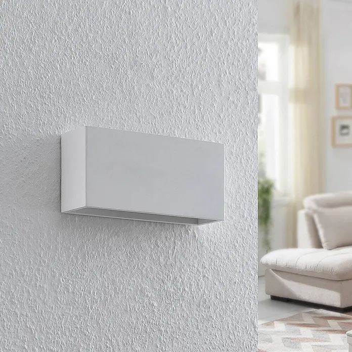 Lindby Wandleuchte Mavora - L x B x H: 7 x 25 x 12 cm, weiß / opal, G9 - Weiße rechteckige Wandleuchte an einer strukturierten Wand, in einem modernen Wohnzimmer.
