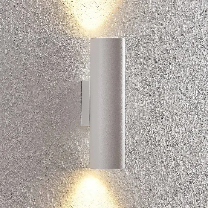 Arcchio Wandleuchte Brinja - L x B x H: 7,2 x 6 x 22,5 cm, weiß / opal, weiß / opal, GU10 - Weiße zylindrische Up-Down-Wandleuchte an einer texturierten Wand, die Licht nach oben und unten wirft.