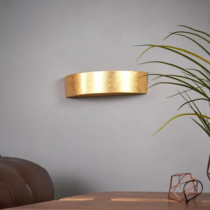 Lindby Wandleuchte Jasin - L x B x H: 10 x 30 x 7,5 cm, messing / gold, E14 - Texturierte goldene Wandleuchte, in einem Raum montiert, spendet warmes Umgebungslicht.