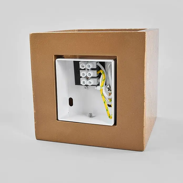 Lindby Wandleuchte Yade - L x B x H: 11,5 x 11,5 x 11,5 cm, messing / gold, G9 - Kubische goldene Leuchte mit offener Anschlussdose, zeigt Klemmen und Verdrahtung zur Installation.