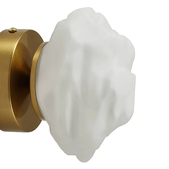 Lindby Wandleuchte Piatra - messing / gold, weiß / opal, G9 - Weiße organisch geformte Leuchte mit gebürsteter Messing-Wandhalterung.