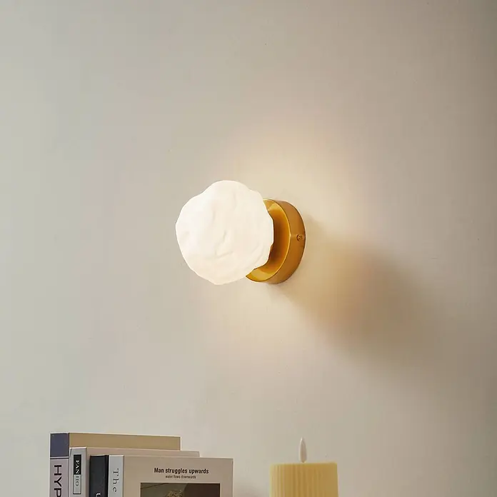 Lindby Wandleuchte Piatra - messing / gold, weiß / opal, G9 - Wandleuchte mit strukturiertem weißem Schirm und messingfarbenem Sockel, spendet warmes Licht.