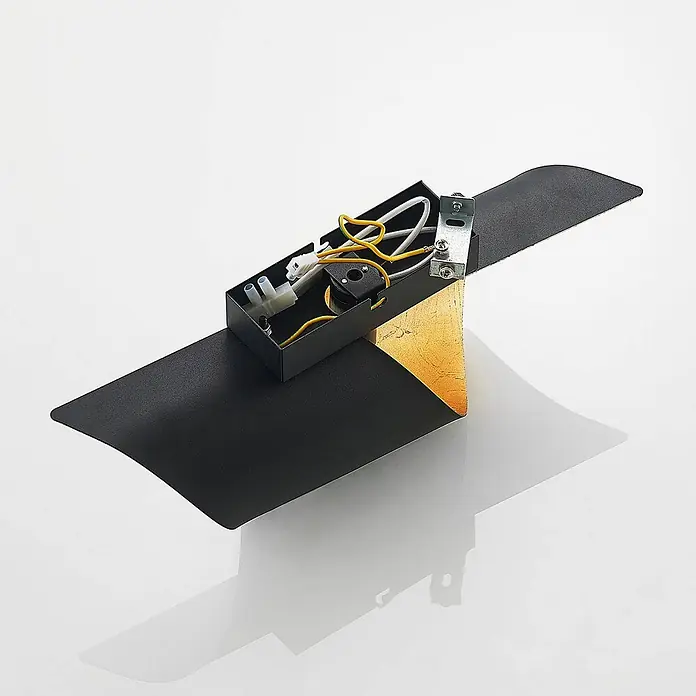 Lindby Wandleuchte Desirio - schwarz, schwarz, E14 - Moderne schwarze Wandleuchte mit goldenem Innenakzent, die weiße und gelbe elektrische Verkabelung in einer rechteckigen Box zeigt.