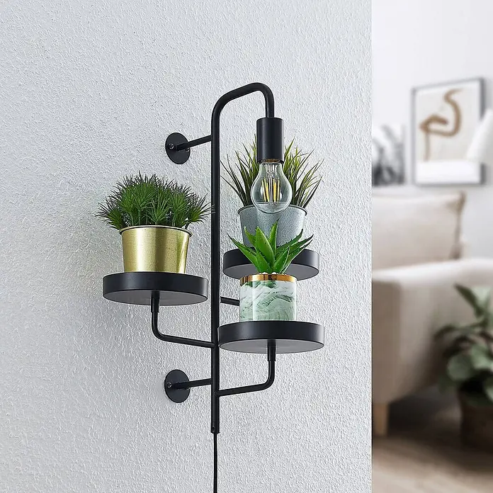 Lindby Wandleuchte Hanjo - schwarz, E27 - Schwarzes Wandregal aus Metall mit drei Ebenen für Pflanzen und integrierter Glühbirnenlampe. Bietet dekorative Beleuchtung.