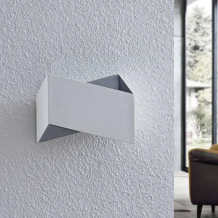 Arcchio Wandleuchte Assona - L x B x H: 9,2 x 23 x 16,5 cm, weiß / opal, G9 - Moderne weiße geometrische Wandleuchte an einer strukturierten Wand im Wohnambiente.