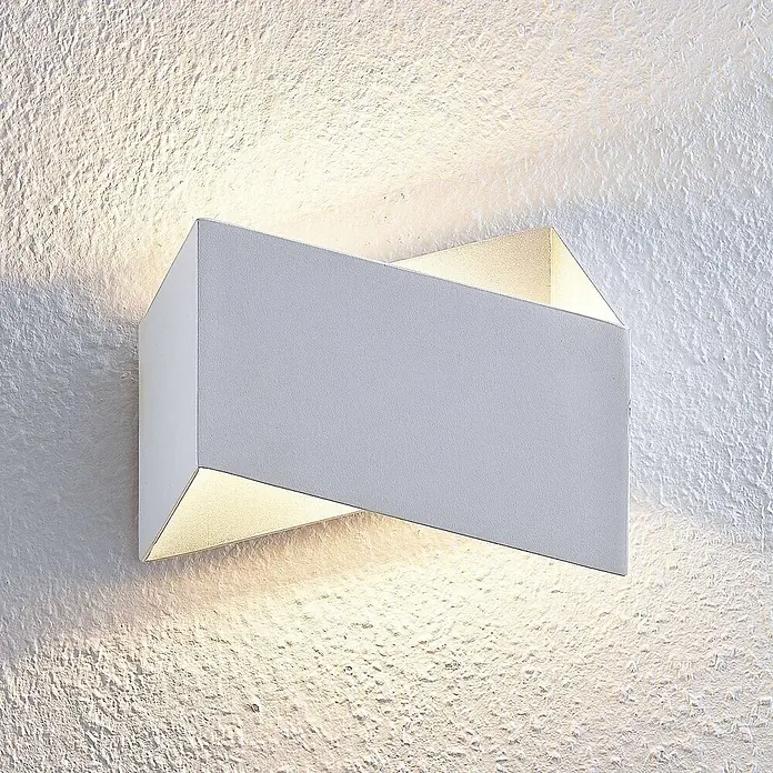 Arcchio Wandleuchte Assona - L x B x H: 9,2 x 23 x 16,5 cm, weiß / opal, G9 - Weiße, geometrische Wandleuchte mit Up-Down-Beleuchtung an einer strukturierten Wand.