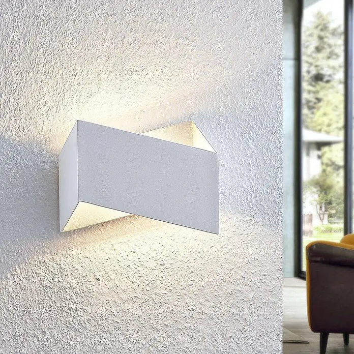 Arcchio Wandleuchte Assona - L x B x H: 9,2 x 23 x 16,5 cm, weiß / opal, G9 - Weiße geometrische Wandleuchte, die warmes Auf- und Ablicht auf eine strukturierte Wand wirft.