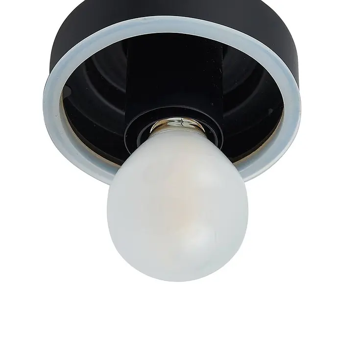 Lucande Wandleuchte Badolo - L x B x H: 21,5 x 15 x 25 cm, schwarz, klar / transparent, E14 - Nahaufnahme einer schwarzen Leuchte mit transluzentem Ring und mattweißer Kugelbirne.