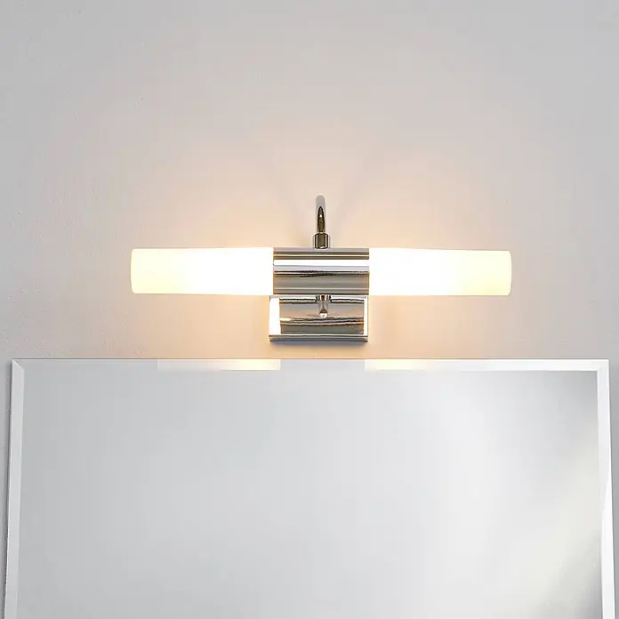 Lindby Wandleuchte Devran - L x B x H: 17,1 x 35,5 x 13,5 cm, chrom / silber, G9 - Chrom-Badezimmerspiegelleuchte mit zwei beleuchteten zylindrischen Glasschirmen über einem Spiegel.