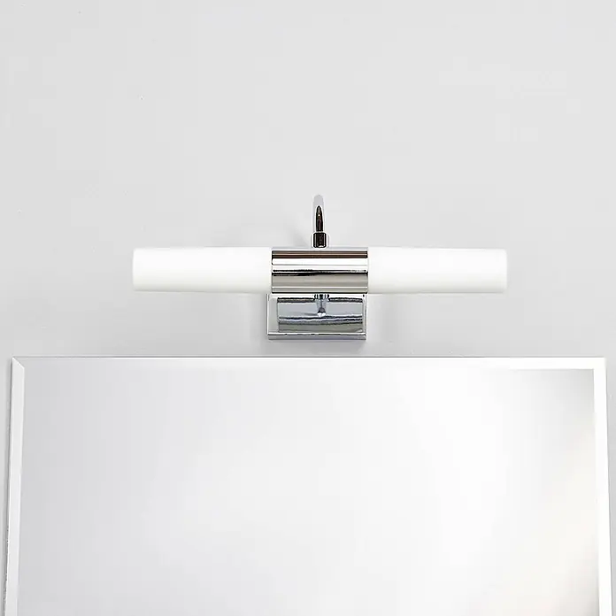 Lindby Wandleuchte Devran - L x B x H: 17,1 x 35,5 x 13,5 cm, chrom / silber, G9 - Chrom-Leuchte mit zwei weißen zylindrischen Schirmen, über einem Spiegel montiert.