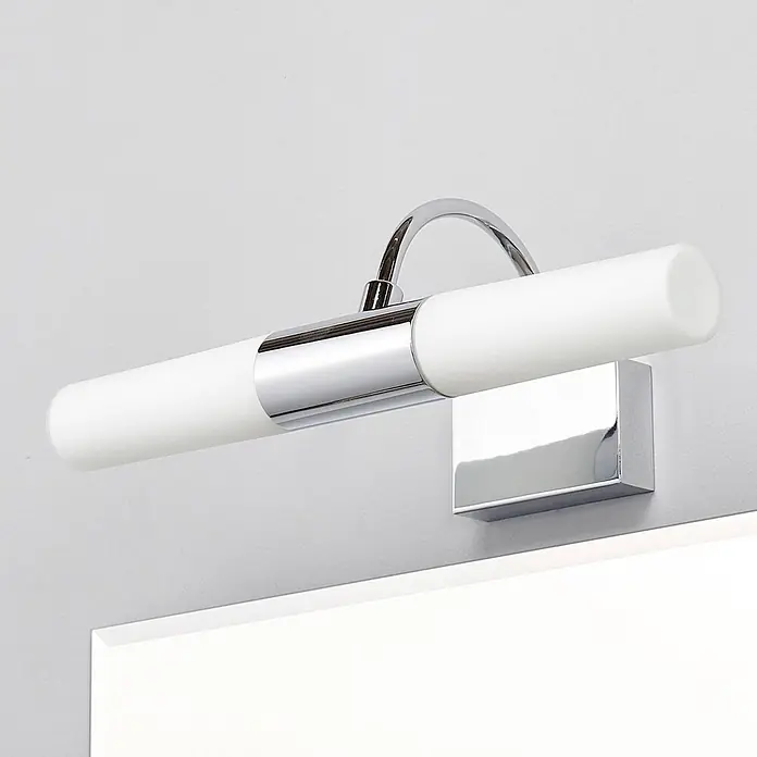 Lindby Wandleuchte Devran - L x B x H: 17,1 x 35,5 x 13,5 cm, chrom / silber, G9 - Verchromte Wandleuchte mit mattweißem zylindrischem Diffusor, über einem Spiegel montiert.