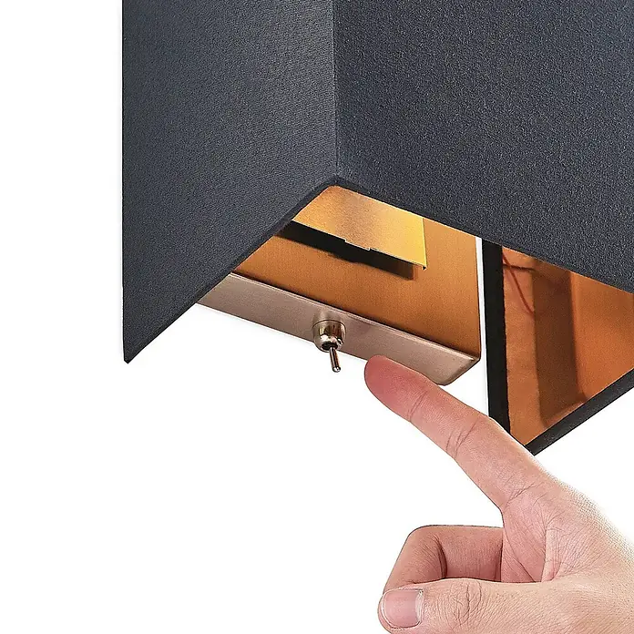 Lindby Wandleuchte Lukani - L x B x H: 12 x 15 x 20 cm, schwarz, E27 - Dunkelgraue Stoff-Wandleuchte mit Kupfer-Innenseite und Metall-Kippschalter, der von einem Finger betätigt wird.