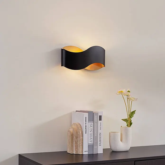 Lindby Wandleuchte Dailin - L x B x H: 10 x 30 x 15 cm, schwarz, G9 - Eine schwarze gewellte Wandleuchte mit goldener Innenseite spendet warmes Licht nach oben und unten.