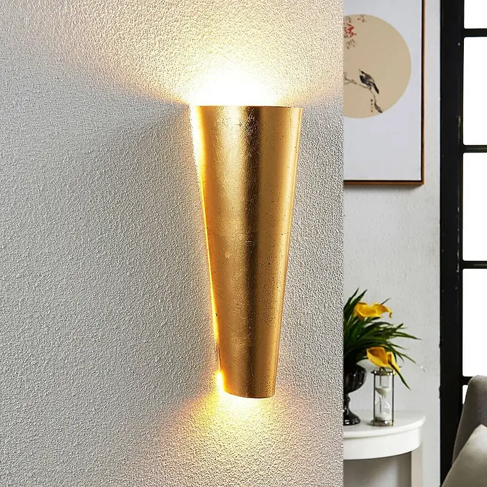 Lindby Wandleuchte Conan - messing / gold, messing / gold, G9 - Goldene, konische Wandleuchte an strukturierter Wand, spendet warmes Up- und Downlight.