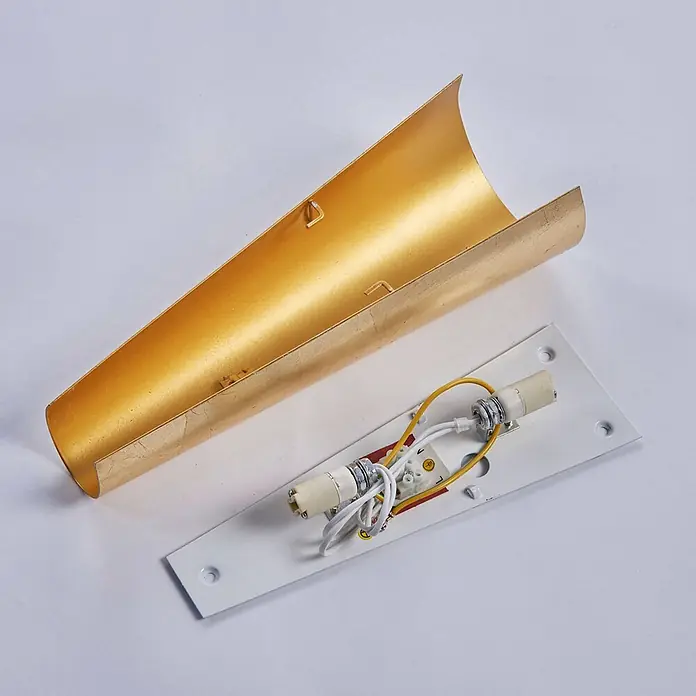 Lindby Wandleuchte Conan - messing / gold, messing / gold, G9 - Goldfarbene gebogene Leuchtenabdeckung und weiße Basis mit Verkabelung und zwei Fassungen.