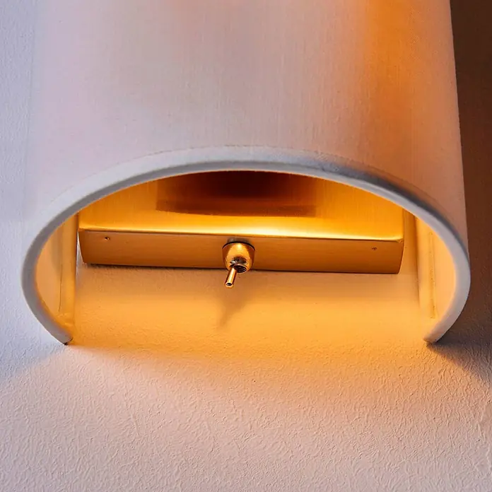 Lindby Wandleuchte Annalisa - weiß / opal, E27 - Weiße Stoff-Wandleuchte mit goldenem Sockel und Kippschalter, strahlt warmes Licht aus.