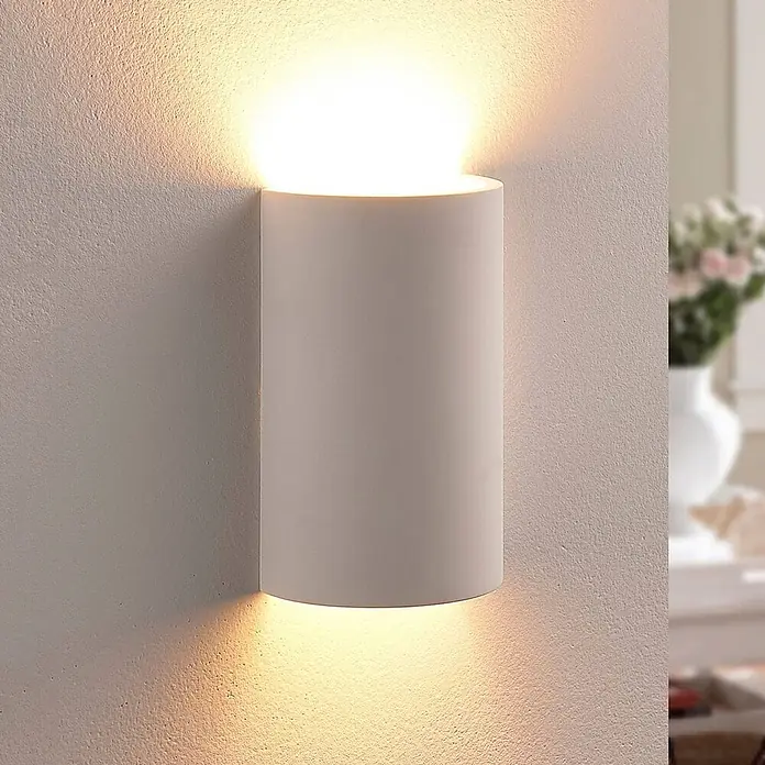 Lindby Wandleuchte Colja - L x B x H: 6 x 10 x 16 cm, weiß / opal, G9 - Weißer zylindrischer Wandstrahler mit Auf- und Ablichtung an einer strukturierten Wand.