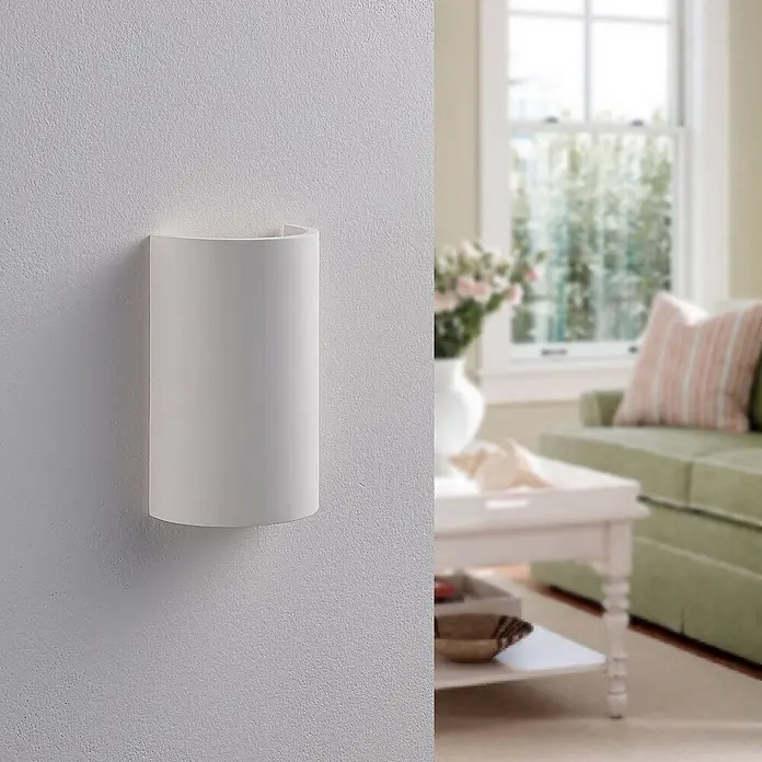 Lindby Wandleuchte Colja - L x B x H: 6 x 10 x 16 cm, weiß / opal, G9 - Weiße halbkreisförmige Wandleuchte an einer Wand in einer Wohnzimmerumgebung.