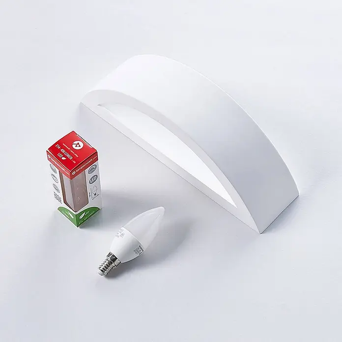 Lindby Wandleuchte Aurel - weiß / opal, E14 - Weiße halbrund Wandleuchte mit E14 LED-Lampe und rot-grüner Verpackung.