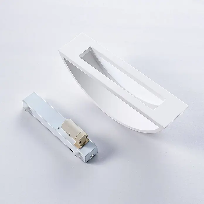 Lindby Wandleuchte Aurel - weiß / opal, E14 - Weiße, bootförmige Wandleuchtenfassung und separate Metallbasis mit Glühbirnenfassung.