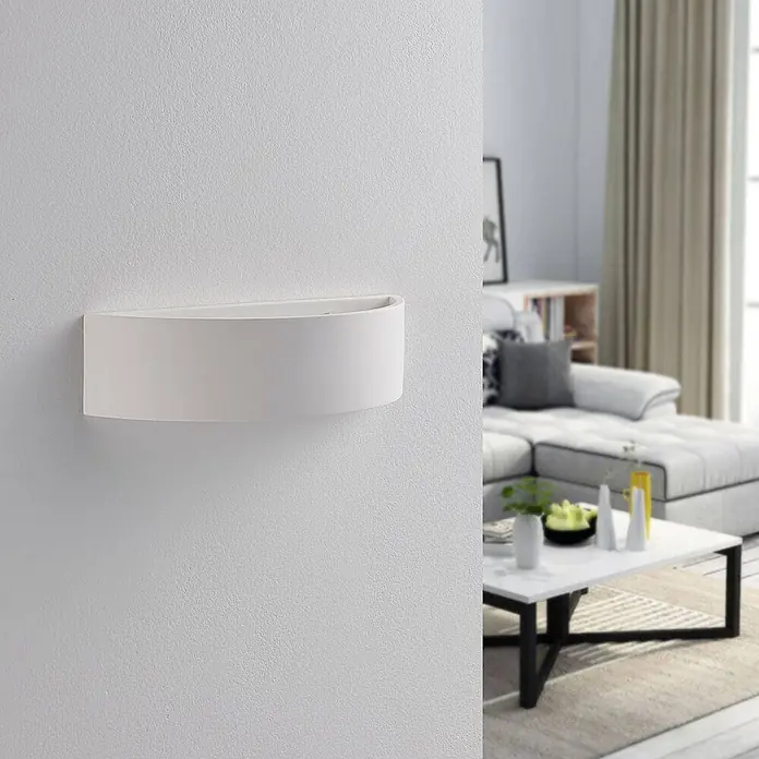 Lindby Wandleuchte Aurel - weiß / opal, E14 - Weiße, geschwungene Wandleuchte in einem modernen Wohnzimmer installiert.