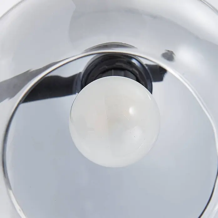 Lindby Wandleuchte Pendura - schwarz, alu / grau / zink, E14 - Weiße kugelförmige Glühbirne in einem klaren Glaskugel mit dunkler Fassung.
