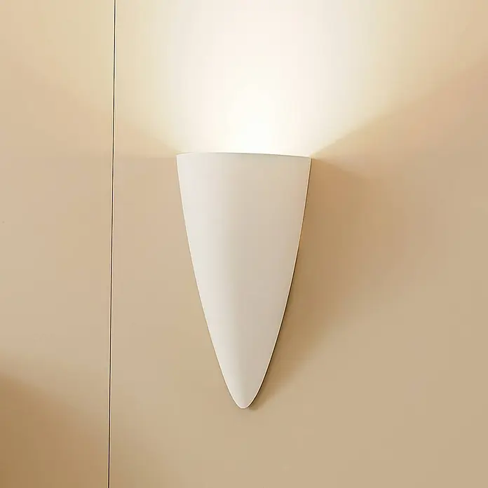Lindby Wandleuchte Pascali - weiß / opal, weiß / opal, GU10 - Weiße moderne Wandleuchte auf beiger Wand, wirft Licht nach oben und unten.