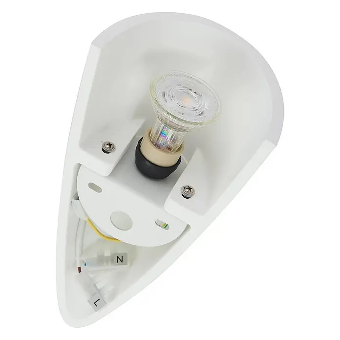 Lindby Wandleuchte Pascali - weiß / opal, weiß / opal, GU10 - Weiße Wandleuchte mit offener LED-Birne und sichtbaren elektrischen Anschlüssen (L, N, Erde) zur Installation.