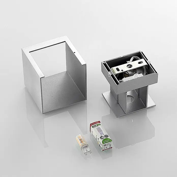 Arcchio Wandleuchte Zuzana - alu / grau / zink, G9 - Zerlegte, würfelförmige Außenwandleuchte in Silber, zeigt Aluminiumgehäuse, Innenleuchte und LED-Leuchtmittel mit Verpackung.