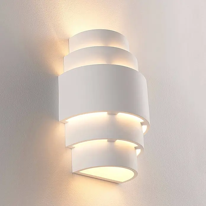 Lindby Wandleuchte Marit - weiß / opal, E14 - Weiße, geschichtete Wandleuchte mit geschwungenem Design, die warmes, mehrseitiges indirektes Licht abgibt.