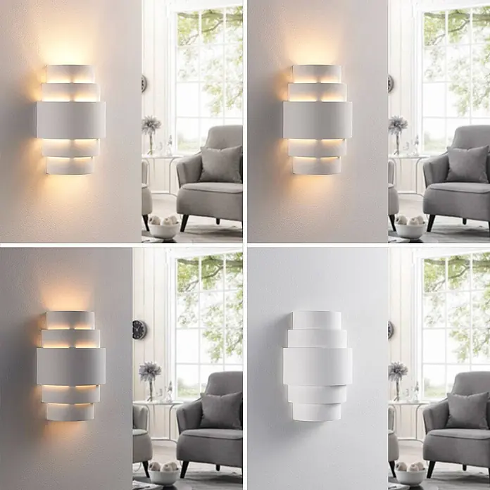 Lindby Wandleuchte Marit - weiß / opal, E14 - Weiße, geschichtete Wandleuchte, die warmes Licht abstrahlt, installiert in einem modernen Wohnzimmer.