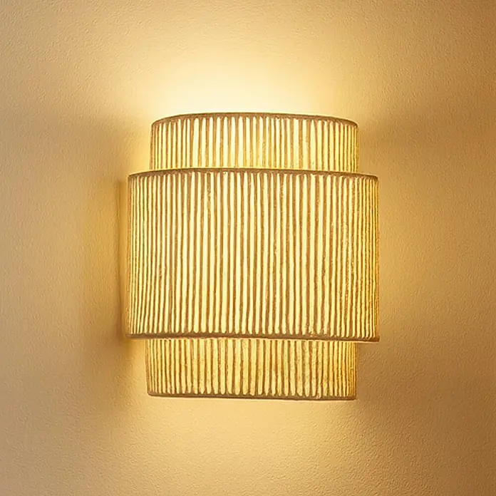 Lindby Wandleuchte Anuva - L x B x H: 13 x 22 x 25 cm, creme / amber, E27 - Gestufte hellbeige gerippte Wandleuchte, die eine strukturierte Wand warm beleuchtet.