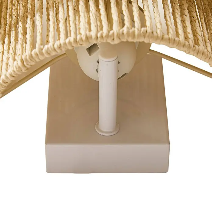 Lindby Wandleuchte Anuva - L x B x H: 13 x 22 x 25 cm, creme / amber, E27 - Nahaufnahme einer hellbeigen, quadratischen Lampenbasis und -stange, die einen gewebten Raffia- oder Strohschirm trägt.