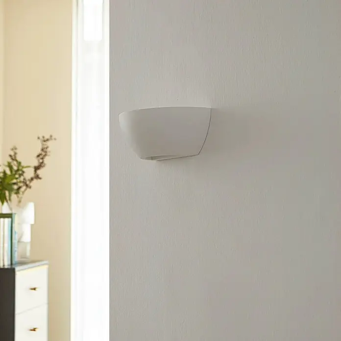 Lindby Wandleuchte Jimmy - L x B x H: 12 x 24,5 x 9,5 cm, weiß / opal, E14 - Weiße, schalenförmige Wandleuchte (Wandlampe) an einer Wand montiert.