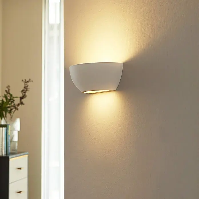 Lindby Wandleuchte Jimmy - L x B x H: 12 x 24,5 x 9,5 cm, weiß / opal, E14 - Weiße, schalenförmige Wandleuchte, die warmes Ober- und Unterlicht auf eine strukturierte Wand wirft.