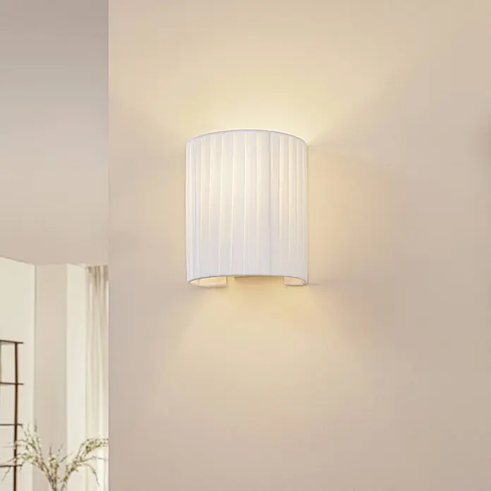 Lindby Wandleuchte Virelle - L x B x H: 13 x 18 x 21 cm, weiß / opal, E27 - Plissierte weiße Stoff-Wandleuchte wirft warmes Licht nach oben und unten an eine Wand.