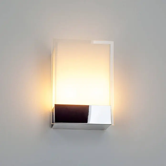 Lindby Wandleuchte Malthe - L x B x H: 11 x 19,5 x 26,5 cm, chrom / silber, weiß / opal, E27 - Moderne rechteckige Wandleuchte mit klarem Acryldiffusor und verchromtem Metallsockel, strahlt warmes Licht aus.