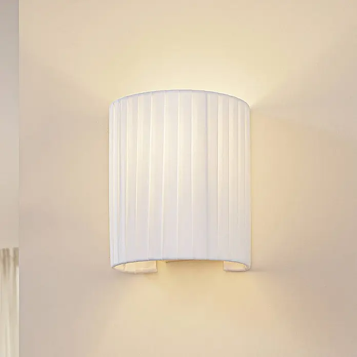 Lindby Wandleuchte Virelle - L x B x H: 13 x 18 x 21 cm, weiß / opal, E27 - Weiße Wandleuchte aus plissiertem Stoff, die warmes Licht nach oben und unten an einer Wand abstrahlt.