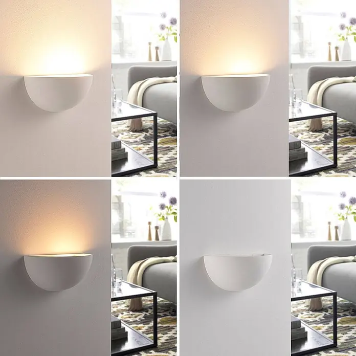 Lindby Wandleuchte Narin - L x B x H: 14 x 28 x 14 cm, weiß / opal, E14 - Weiße, halbschalenförmige Wandleuchte, die ein Wohnzimmer beleuchtet, in verschiedenen Lichtintensitäten gezeigt.