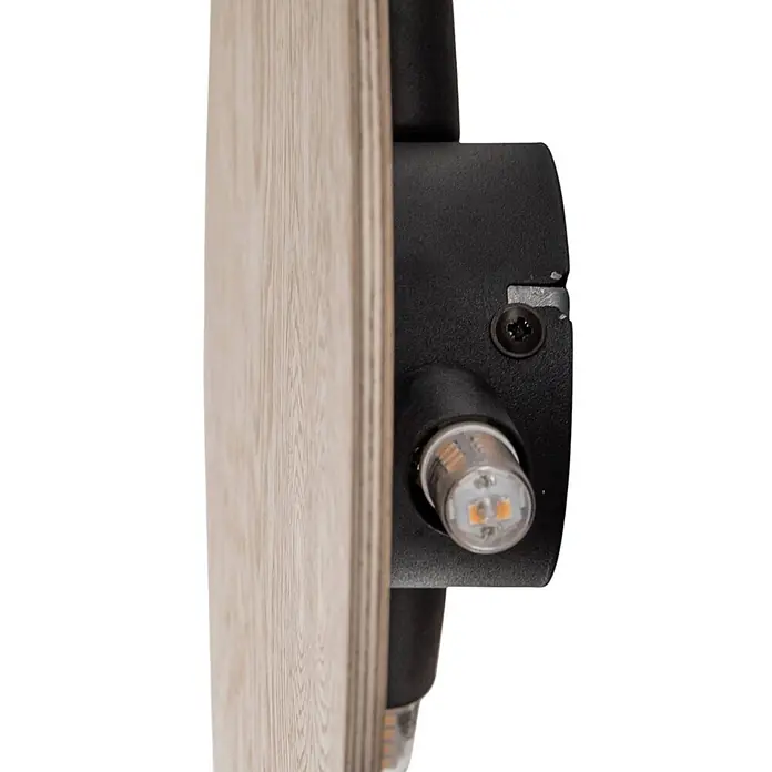 Envostar Wandleuchte Rito - L x B x H: 5 x 30 x 30 cm, Holz hell, Holz hell, G9 - Nahaufnahme einer hellen Holzplatte mit einer schwarzen Metallhalterung, die eine LED-Glühbirne mit orangen und weißen Dioden enthält.