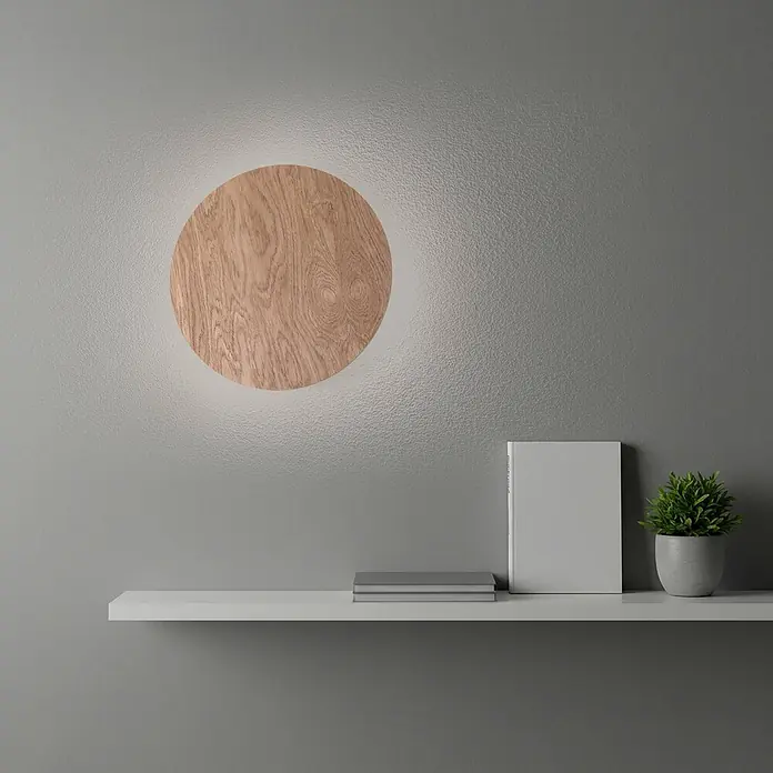 Envostar Wandleuchte Rito - L x B x H: 5 x 30 x 30 cm, Holz hell, Holz hell, G9 - Runde Wandleuchte aus Holz, leuchtend über einem Regal.