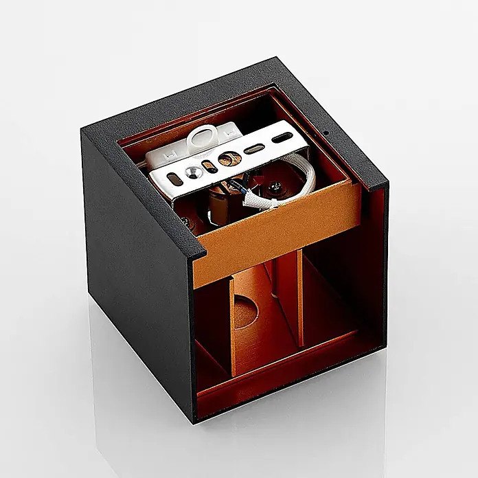 Arcchio Wandleuchte Zuzana - L x B x H: 9,7 x 9,7 x 9,7 cm, schwarz, G9 - Quadratische schwarze Außenwandleuchte mit kupferfarbenem Interieur, zeigt interne Verkabelung und Montagehalterung.
