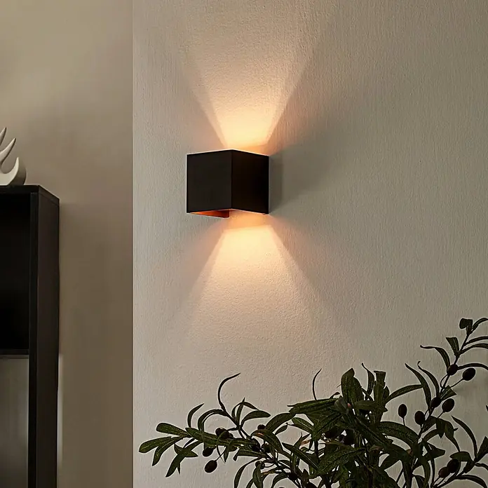 Arcchio Wandleuchte Zuzana - L x B x H: 9,7 x 9,7 x 9,7 cm, schwarz, G9 - Schwarze, würfelförmige Wandleuchte mit kupferfarbener Innenseite, die warmes Licht nach oben und unten wirft.
