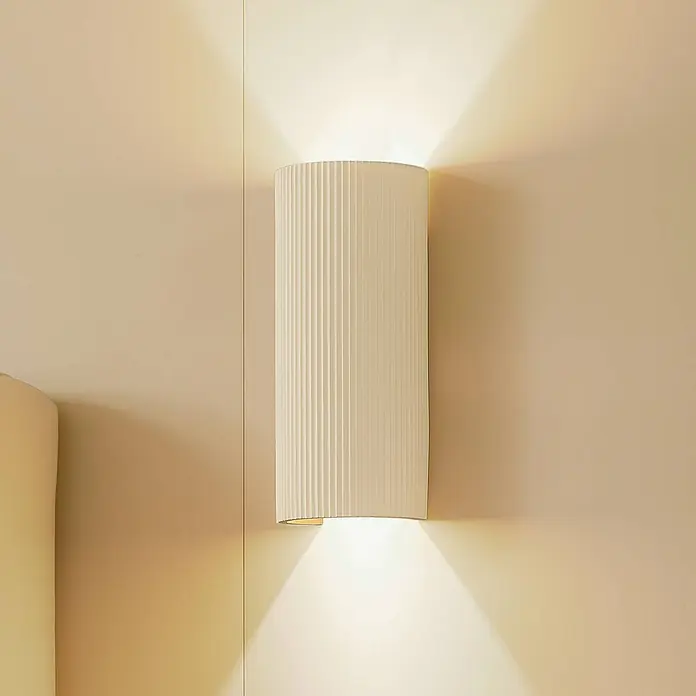 Lindby Wandleuchte Colja - L x B x H: 9,6 x 13,3 x 30,5 cm, creme / amber, creme / amber, GU10 - Zylindrische gerippte Wandleuchte in Creme, wirft warmes Licht nach oben und unten.
