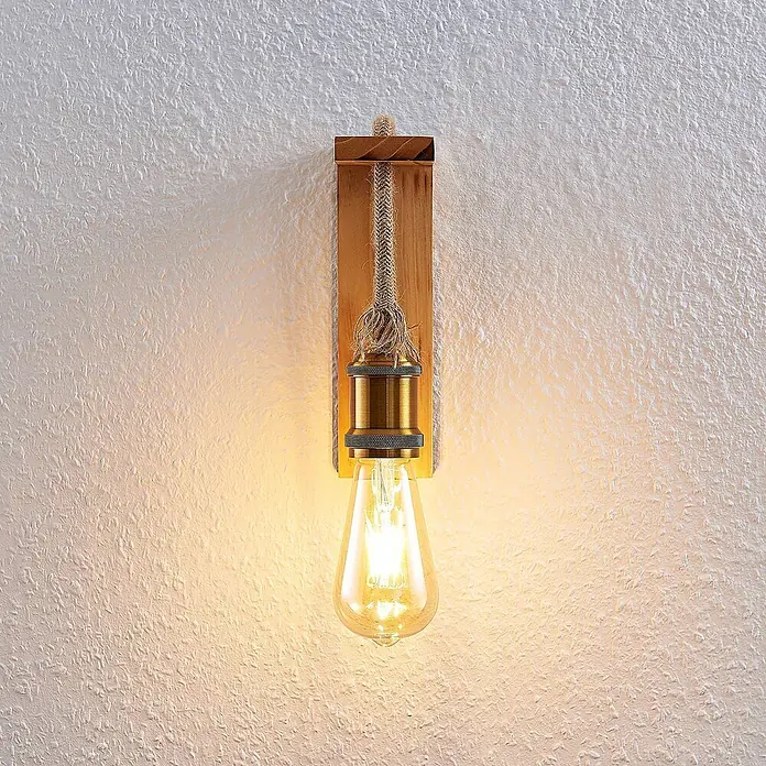 Lindby Wandleuchte Helou - Holz hell, E27 - Rustikale Wandleuchte mit Holzsockel, Hanfseil-Akzent und beleuchteter Edison-Glühbirne in messingfarbener Fassung.