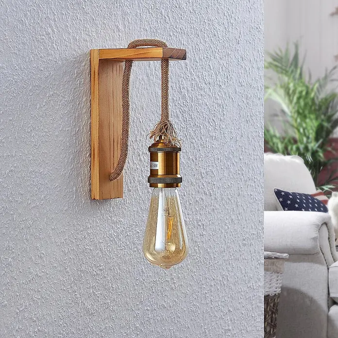 Lindby Wandleuchte Helou - Holz hell, E27 - Wandleuchte mit Holzhalterung, geflochtenem Seilkabel, messingfarbener Fassung und Edison-Glühbirne.