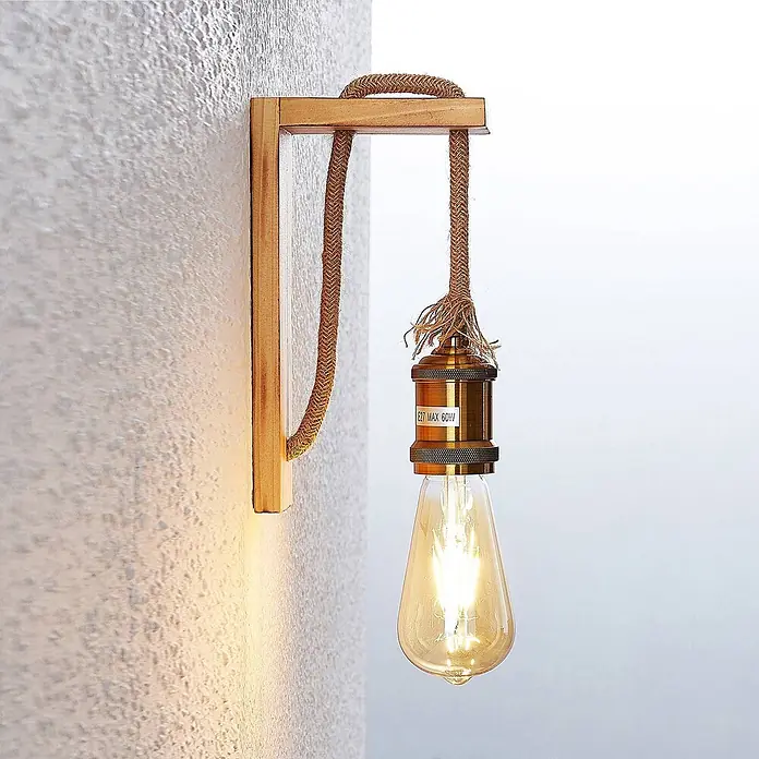 Lindby Wandleuchte Helou - Holz hell, E27 - Rustikale Wandleuchte mit hellem Holzsockel, geflochtenem Juteseilkabel, Messingfassung und freiliegender LED-Glühbirne.