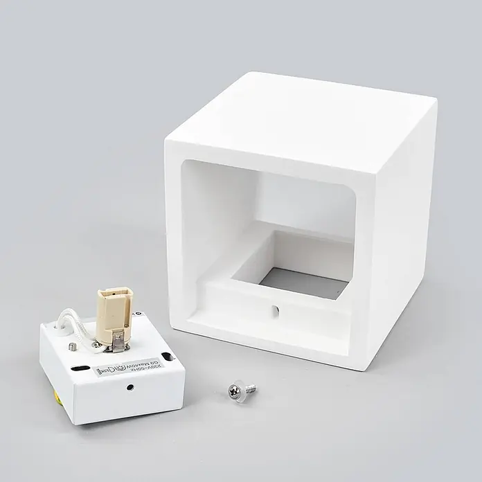 Lindby Wandleuchte Freja - weiß / opal, G9 - Zerlegte weiße kubische Außenwandleuchte mit Gehäuse und innerer Elektrik, G9-Fassung.